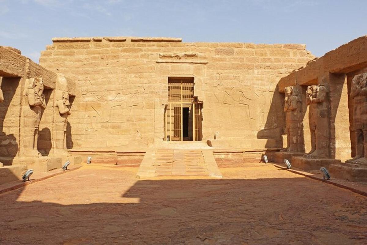 un grande edificio in pietra con una porta al suo interno