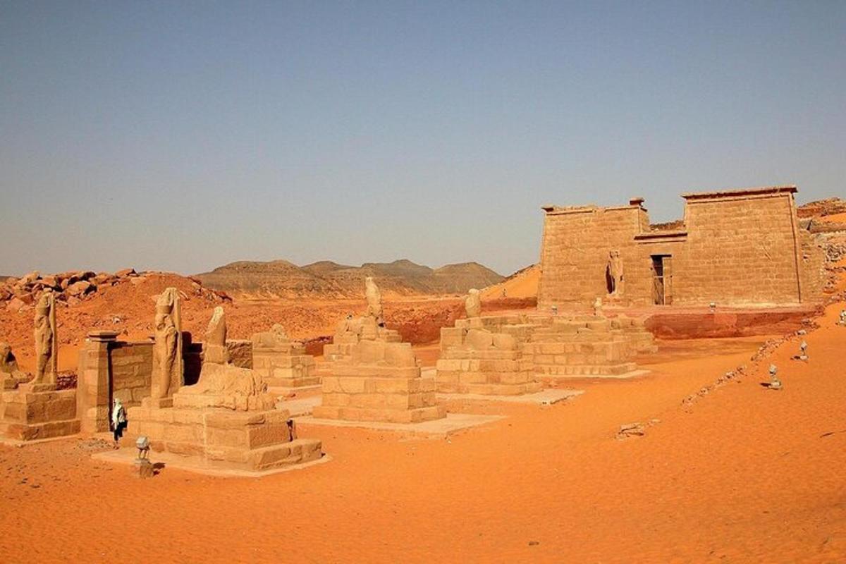 un edificio in mezzo al deserto