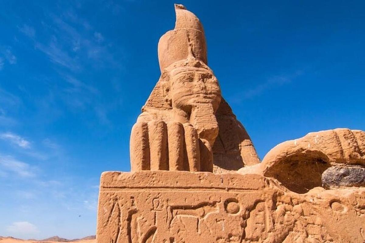 una scultura di sabbia di una sfinge nel deserto