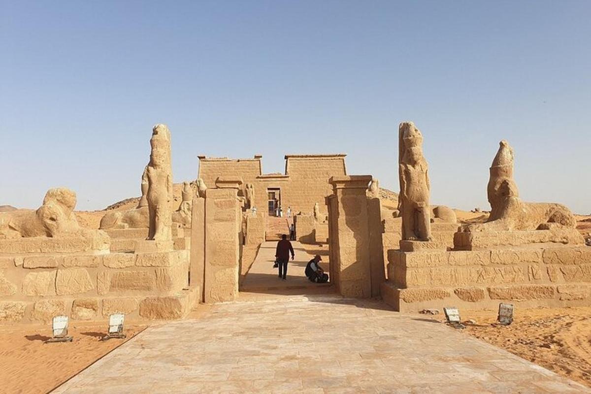 una persona che cammina tra le rovine di un edificio