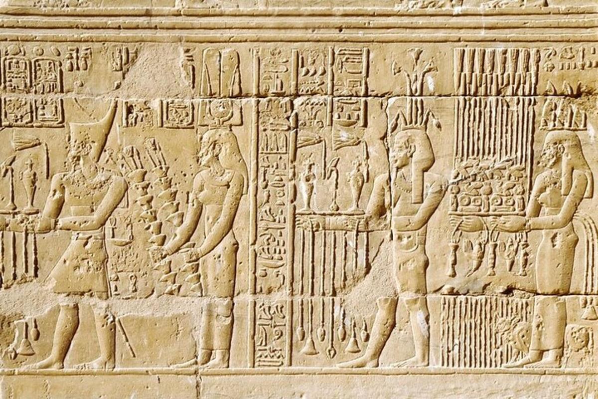 un rilievo di araoh sul lato di un muro