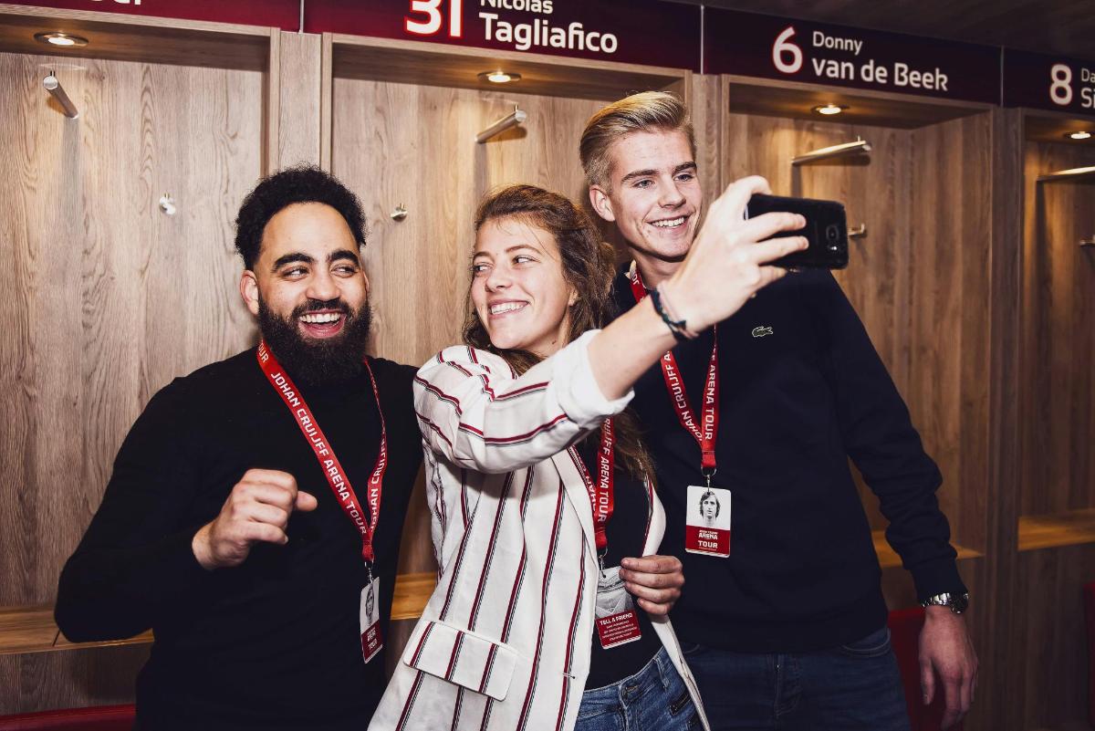 ženska se fotografira s tremi moškimi