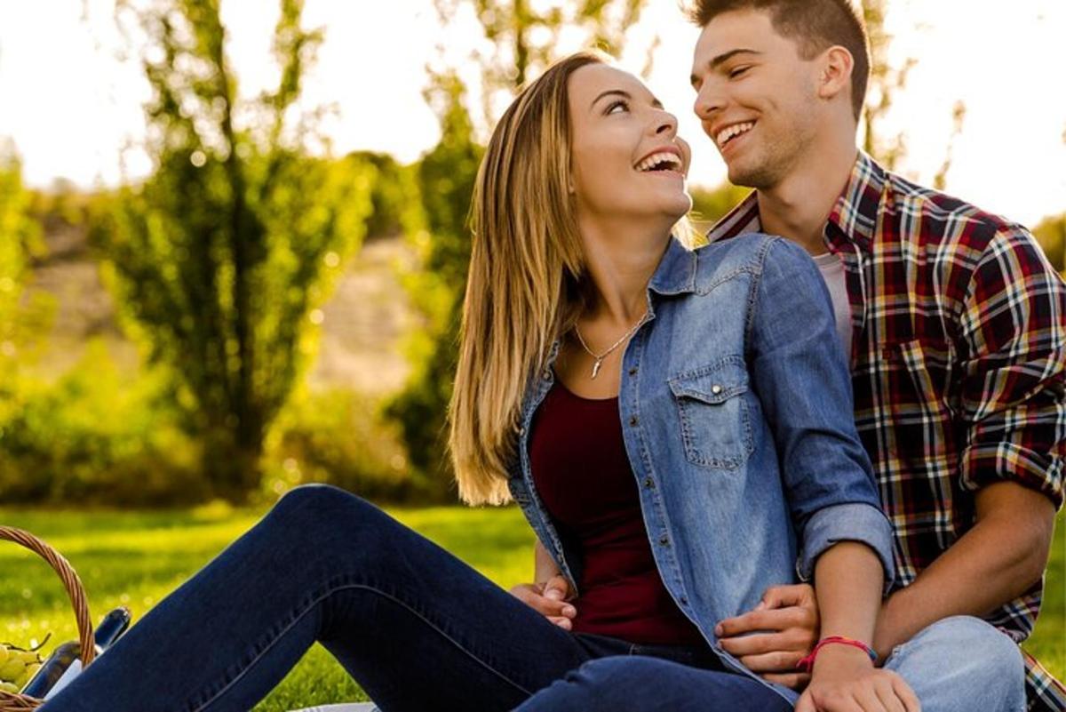 un uomo e una donna seduti su una panchina