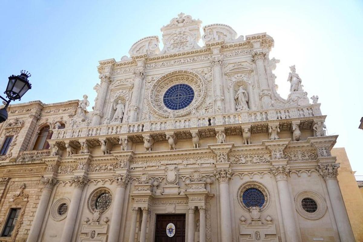 un grande edificio con un orologio in cima