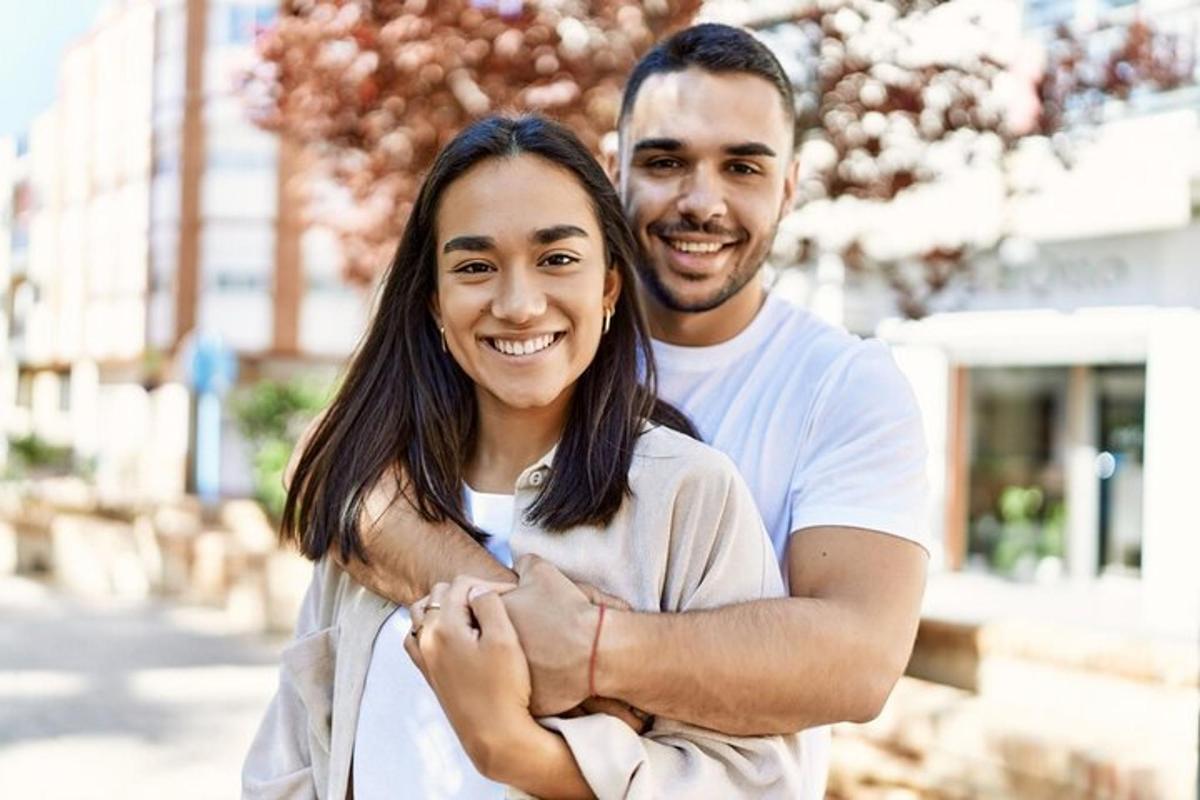 un uomo e una donna posano per una foto