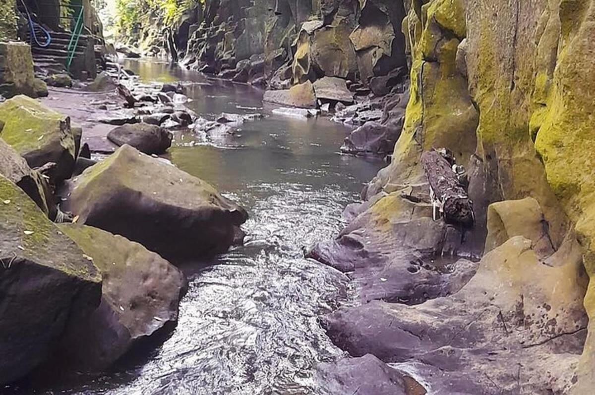 потік води з камінням у річці