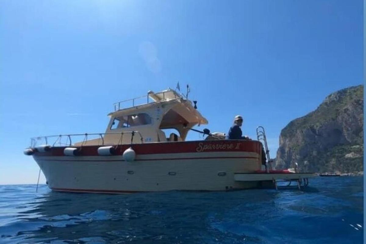 un home en un vaixell a l'aigua