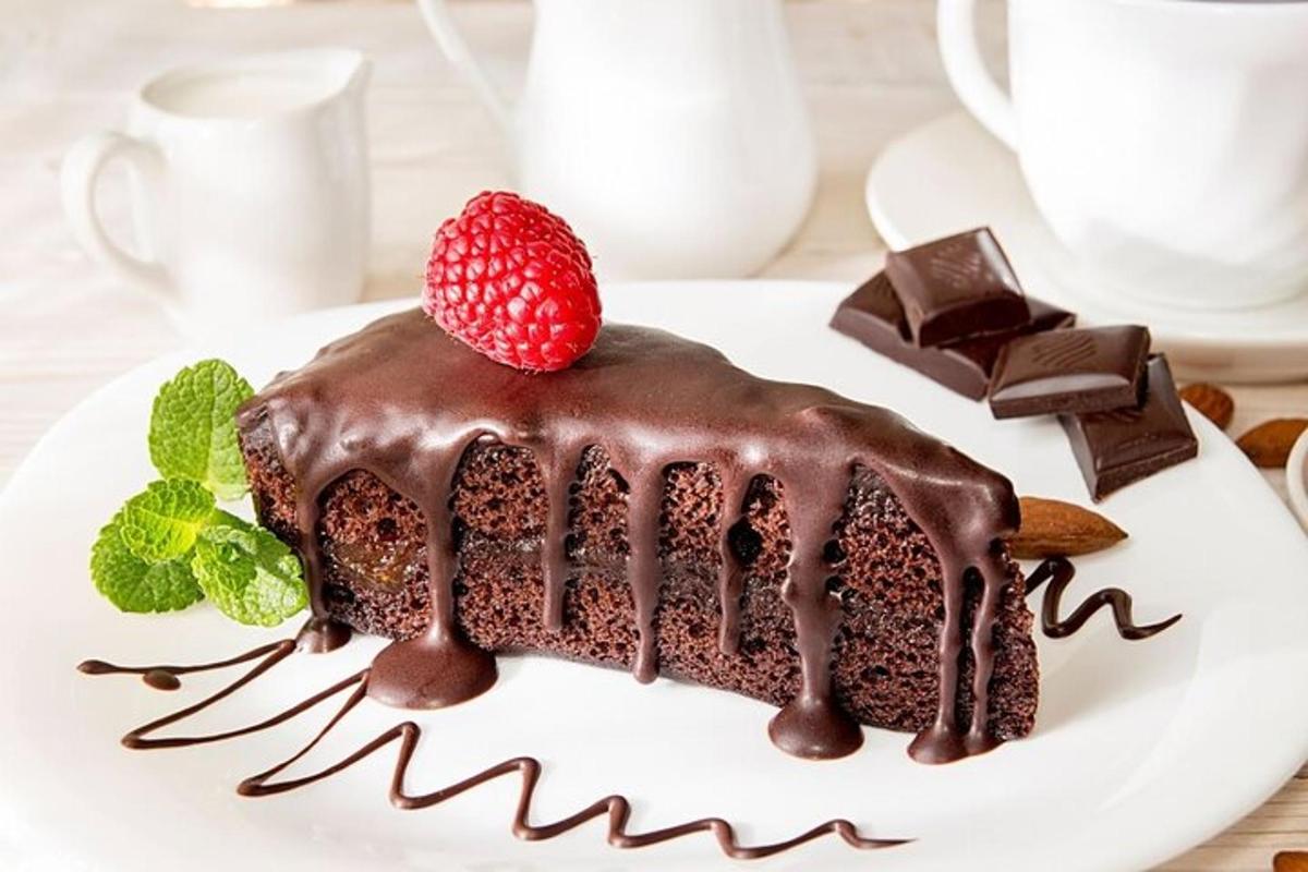 egy csokoládétorta málnával a tetején egy tányéron
