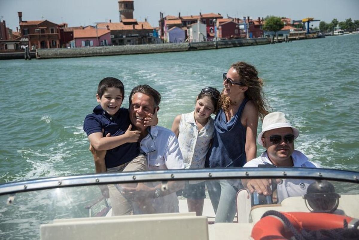 un gruppo di persone su una barca in acqua