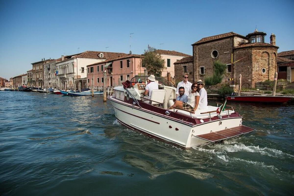 un gruppo di persone su una barca in acqua