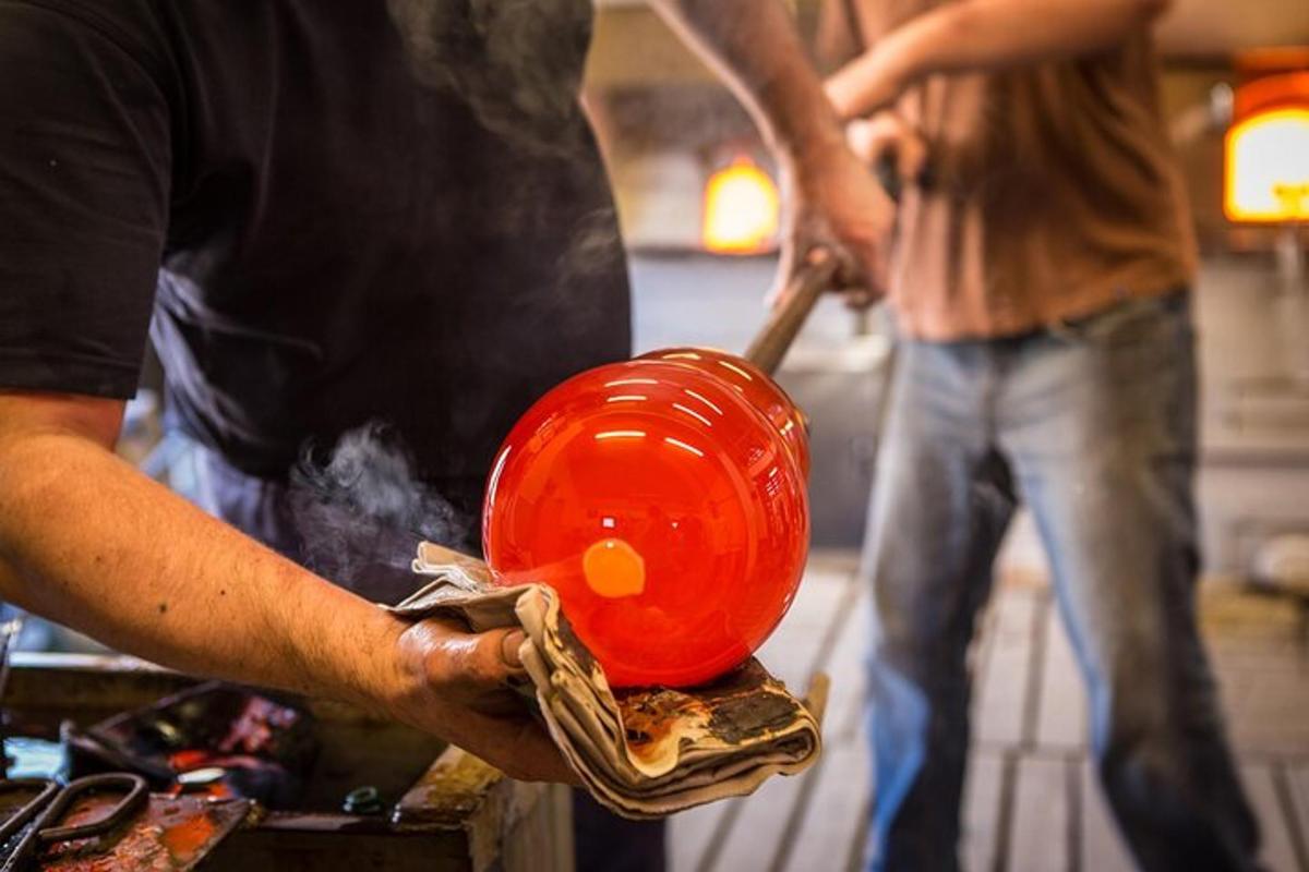 un uomo tiene in mano una ciotola rossa su un tavolo