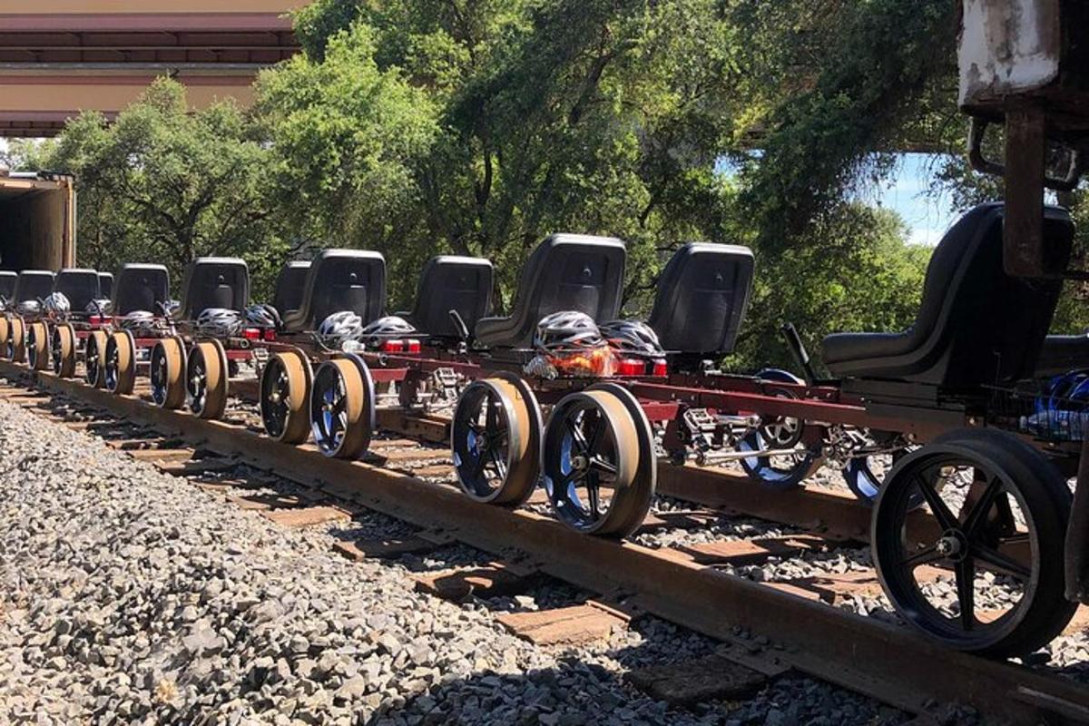 eine Reihe von Waggons auf den Gleisen geparkt