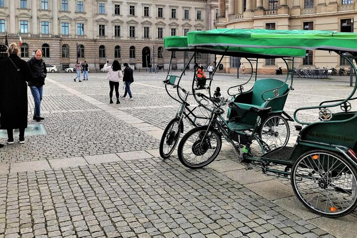 tänaval pargitud roheline vanker, mille jalgratas on