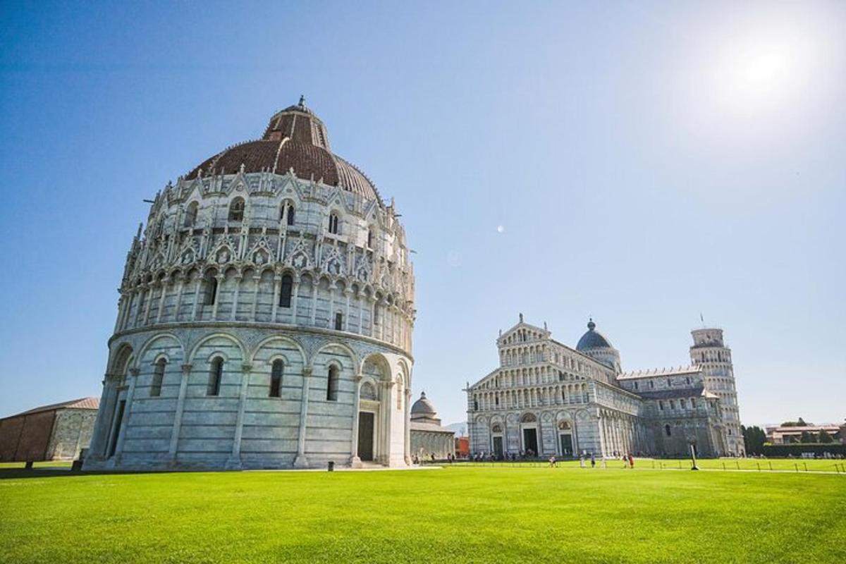 a picture of the leaning tower of pisa