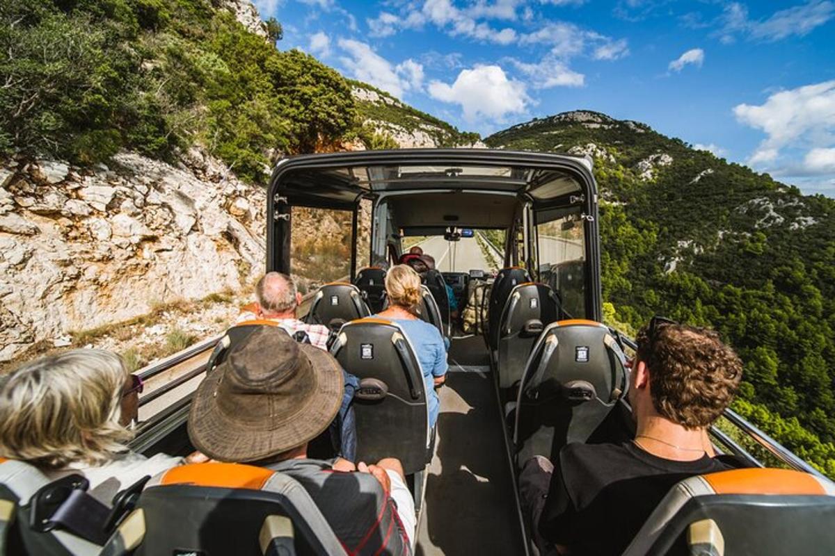 skupina lidí jedoucích autobusem na hoře