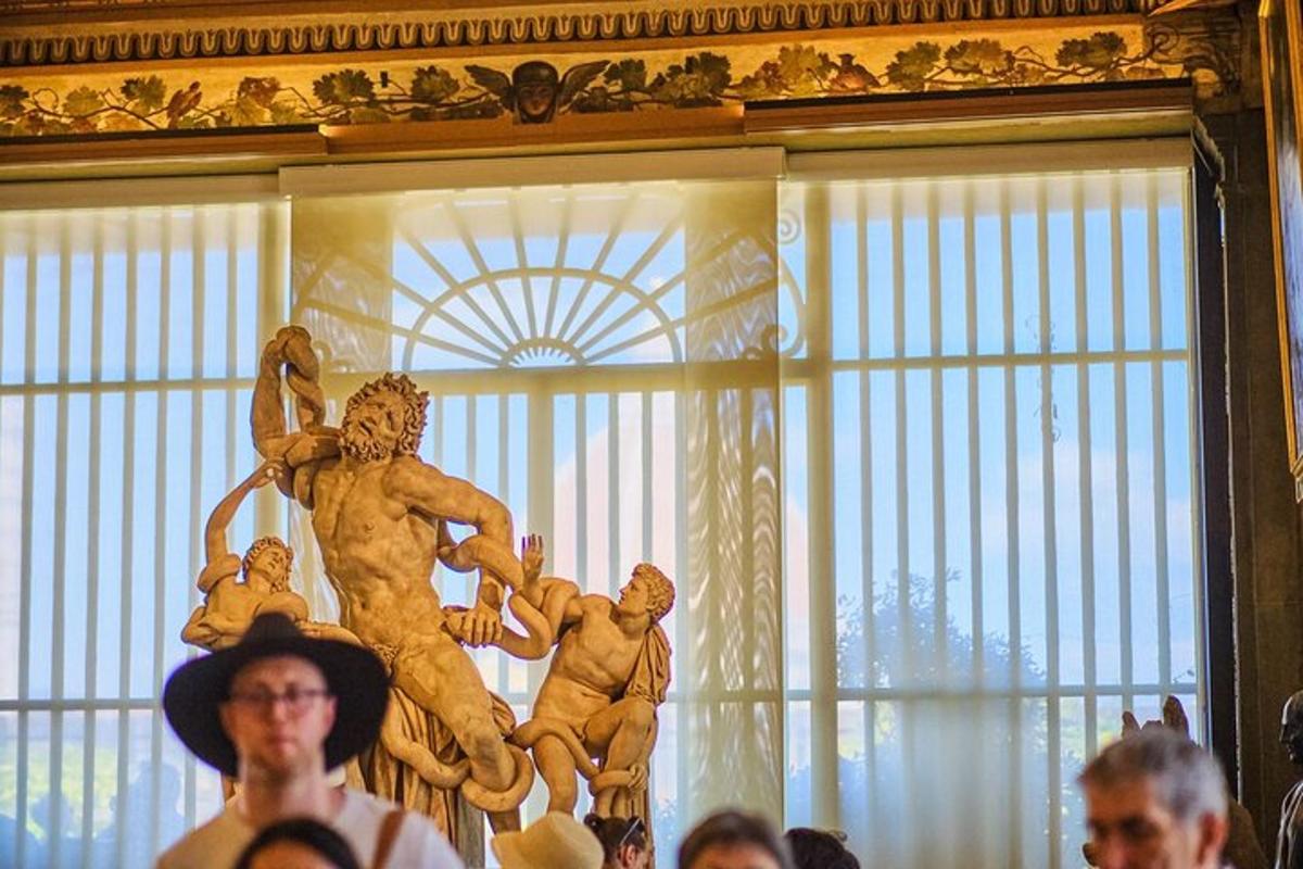 uma estátua de pessoas em pé em frente a uma janela