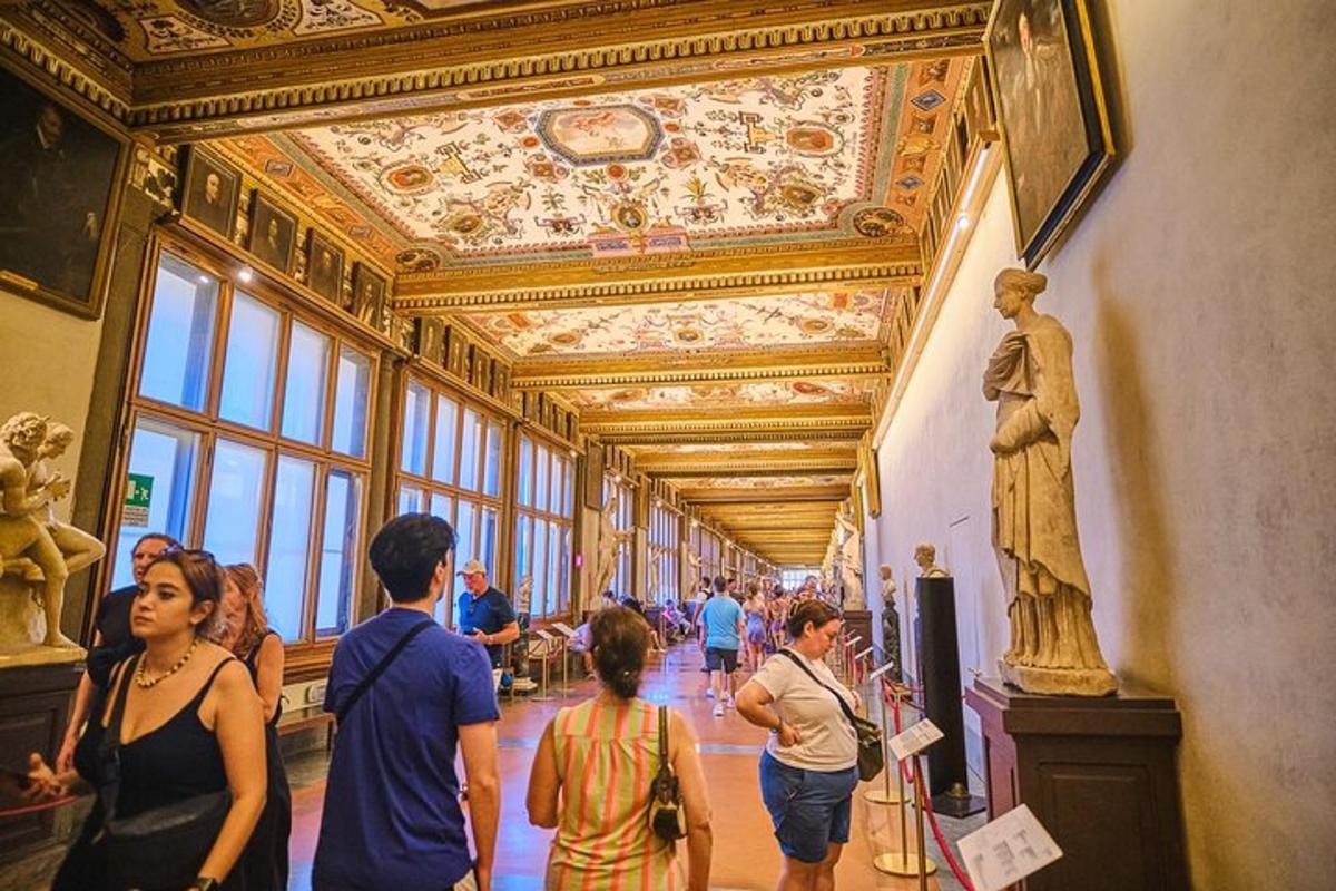 um grupo de pessoas olhando para uma estátua em um museu