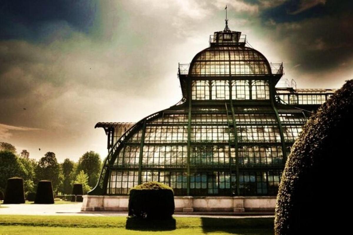 Un gran edificio de cristal situado en un parque.