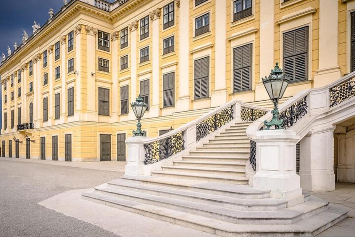 en stor gul bygning med trapper foran