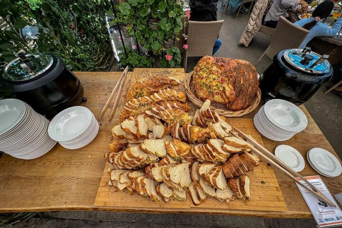 meja dengan sekumpulan makanan di atas papan pemotong