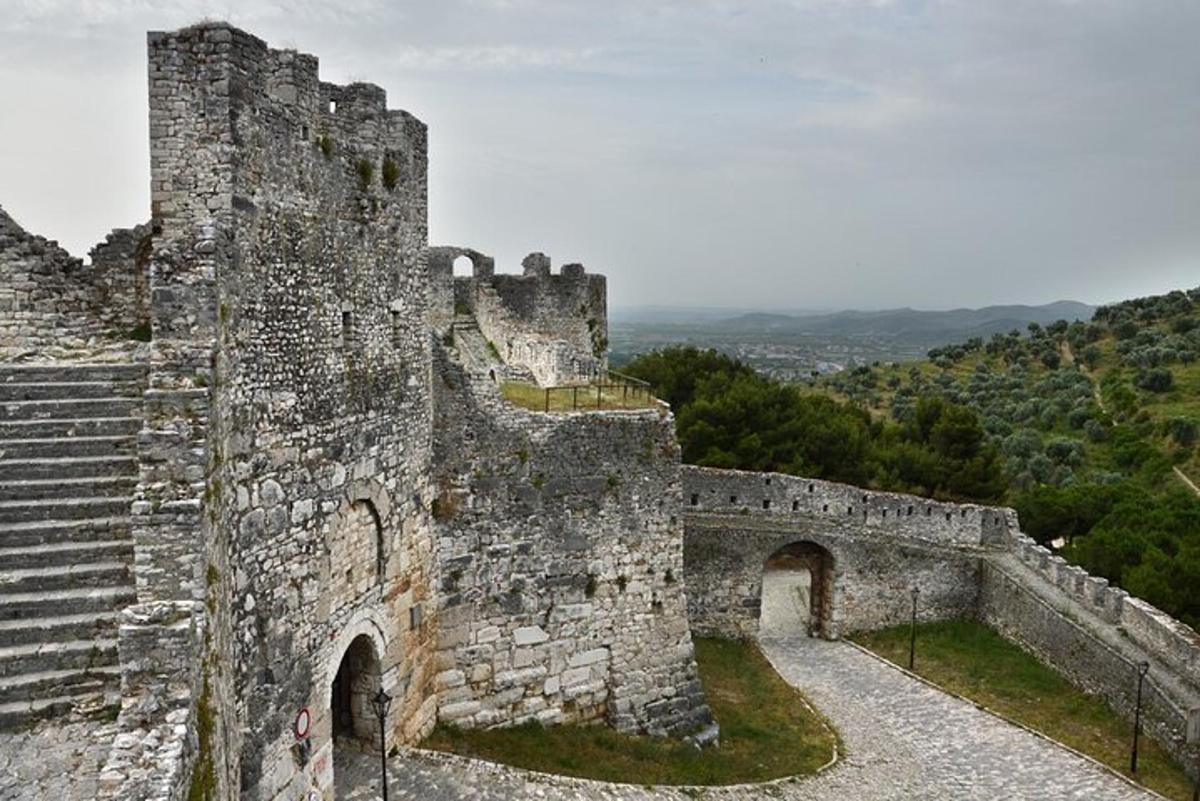 stari dvorac s hrpom stepenica i zgradom