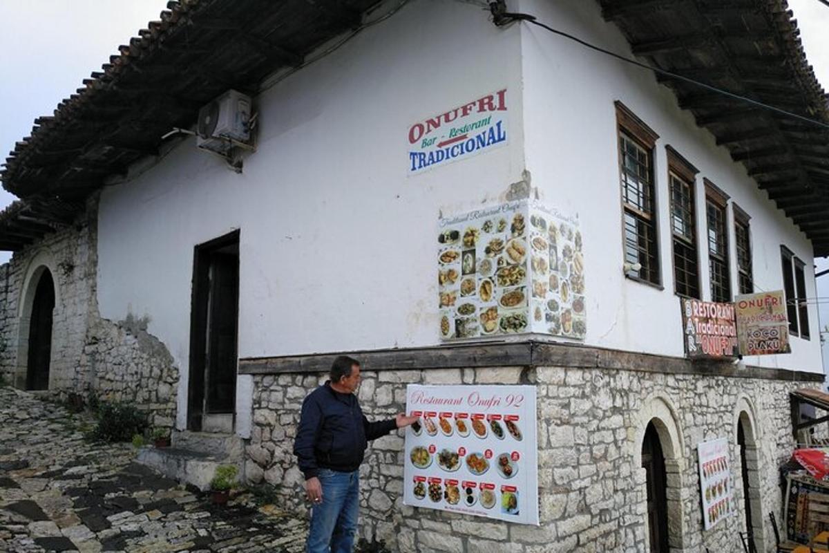 čovjek stoji ispred zgrade