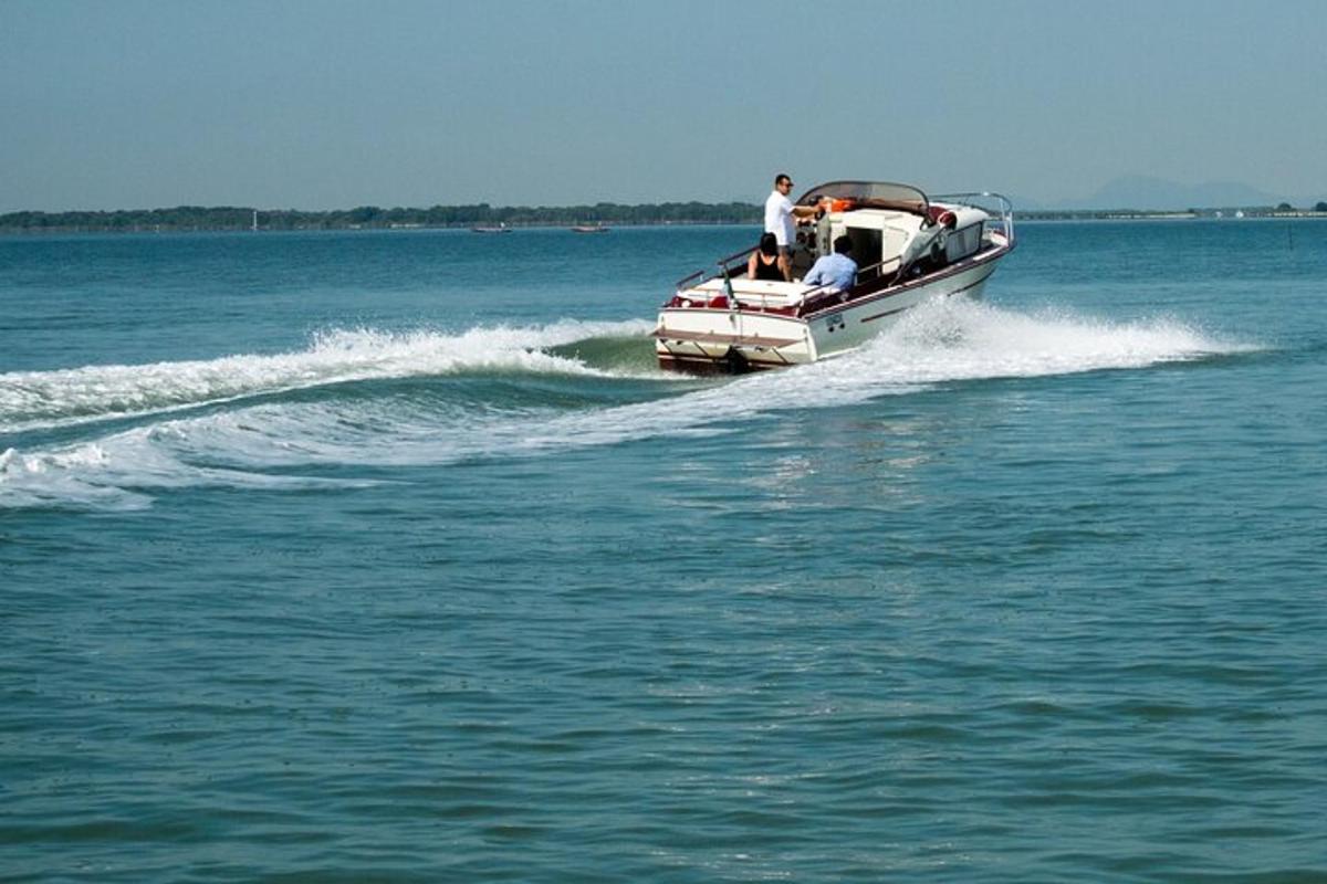 un uomo su una barca in acqua