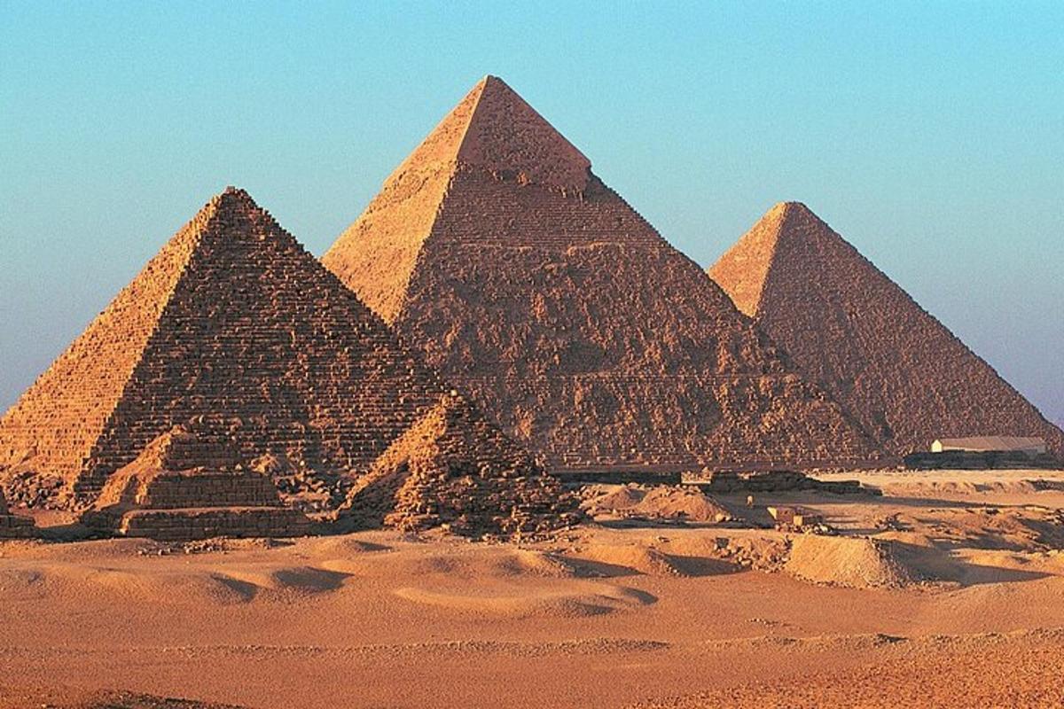 skupina pyramid stojící v poušti