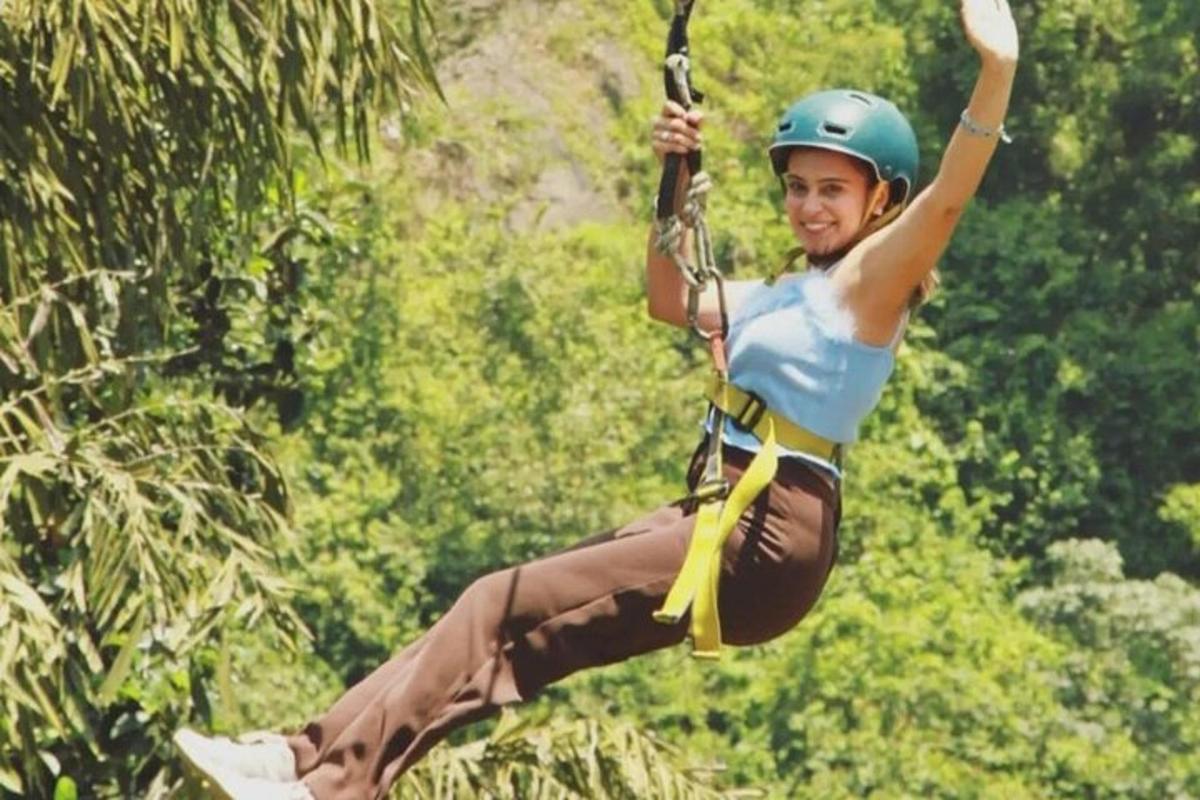 ženska na ziplineu v džungli