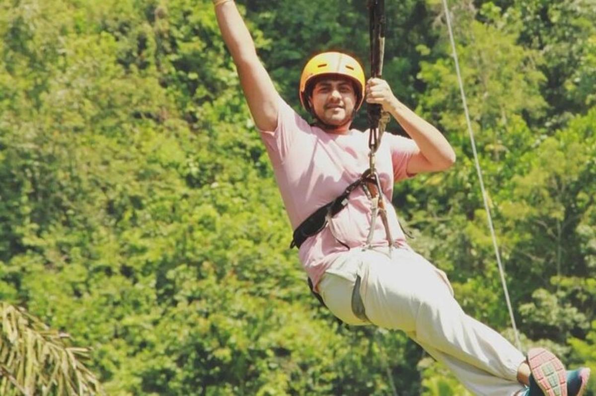 moški na ziplineu v džungli