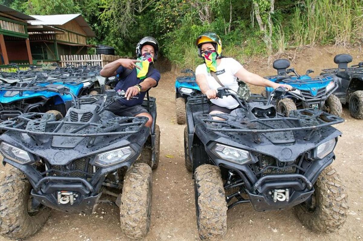 dva muškarca sjede na ATV-ima na zemljanom putu