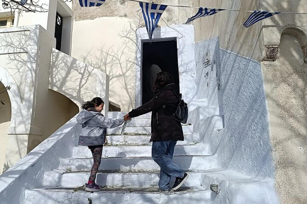 Ένας άντρας και μια γυναίκα κατεβαίνουν τις χιονισμένες σκάλες