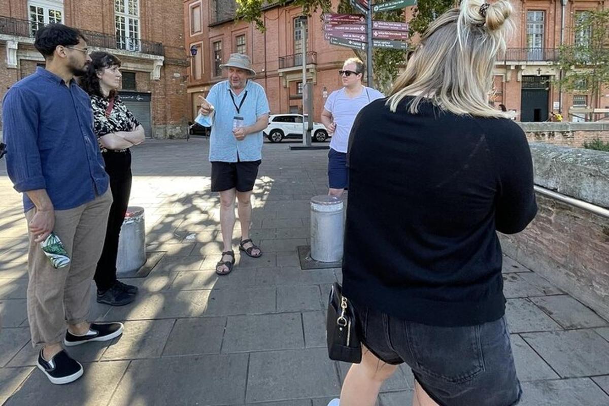 skupina lidí stojících na chodníku