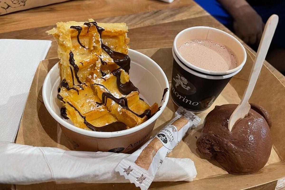 un plat de menjar amb postres i una tassa de cafè