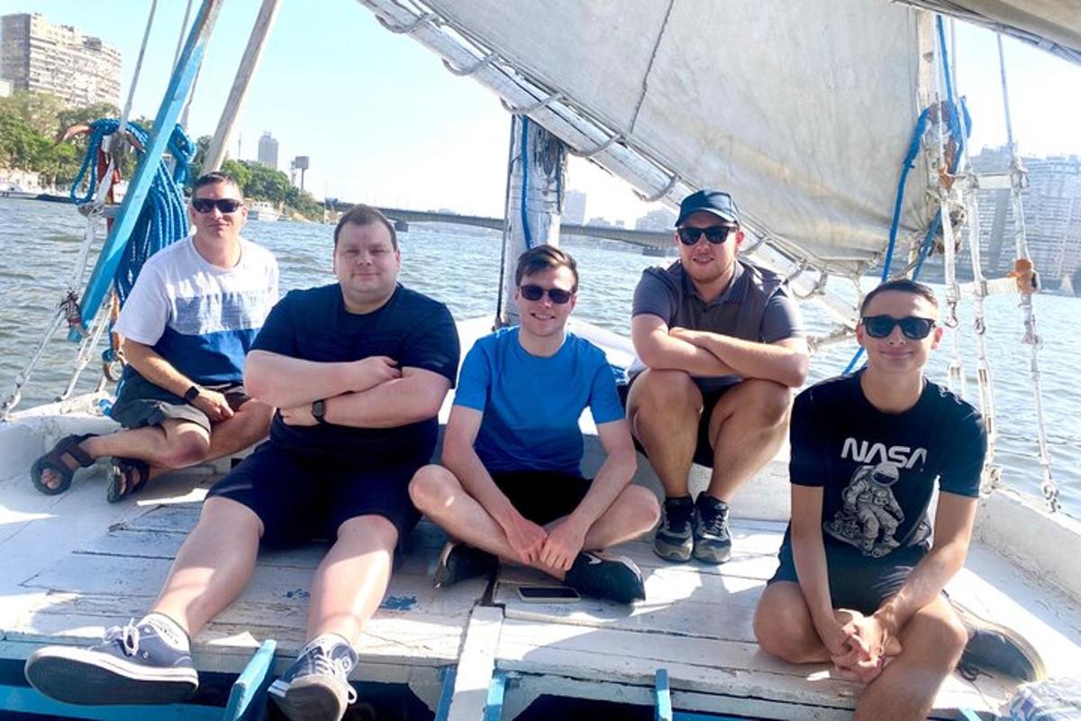 un grupo de hombres sentados en un velero