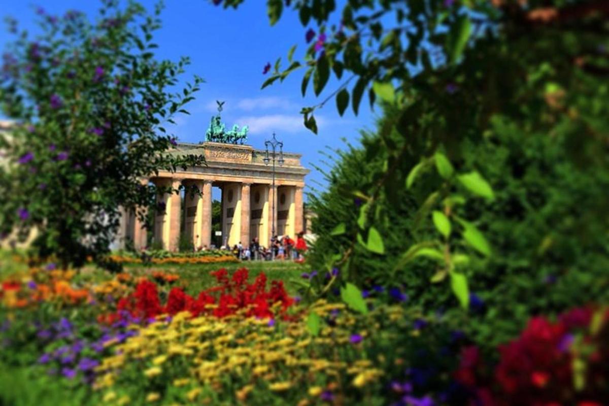 un edificio con un mazzo di fiori di fronte