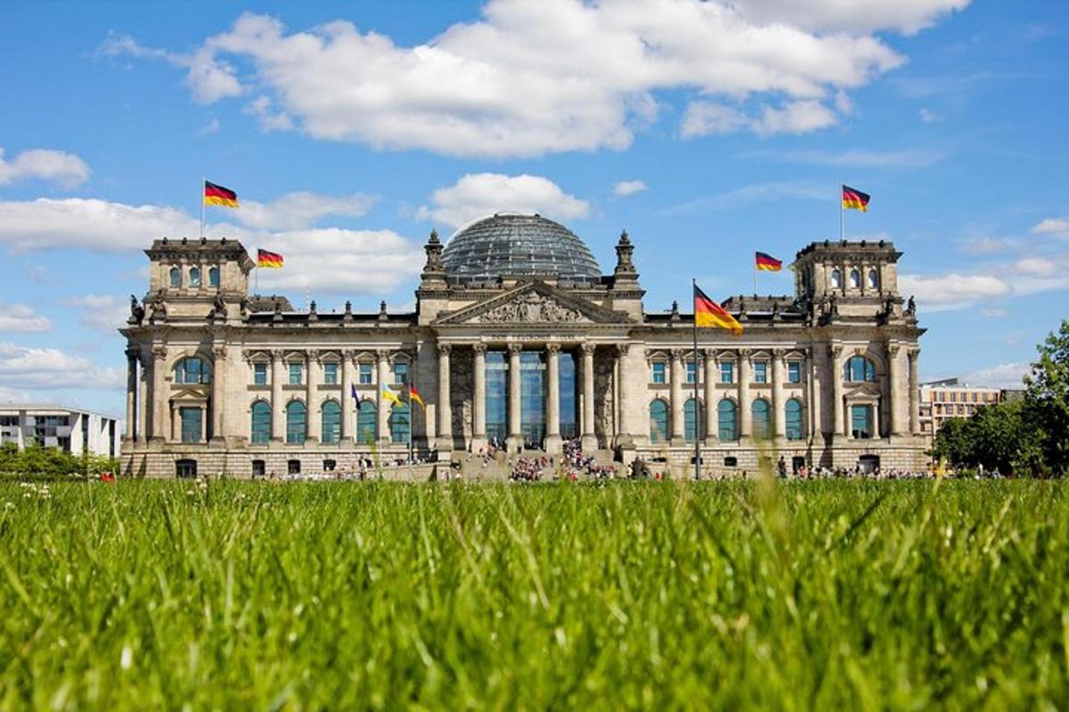 un grande edificio con bandiere di fronte