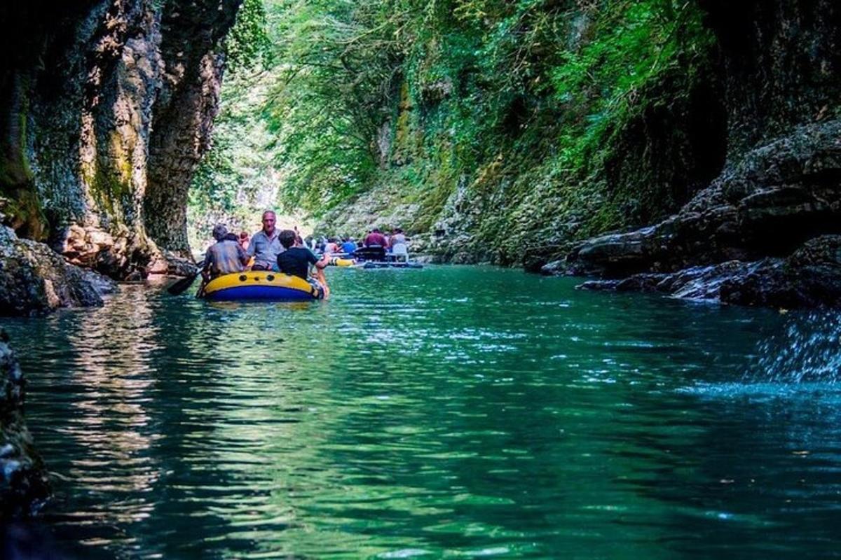 skupina ljudi na splavu v reki