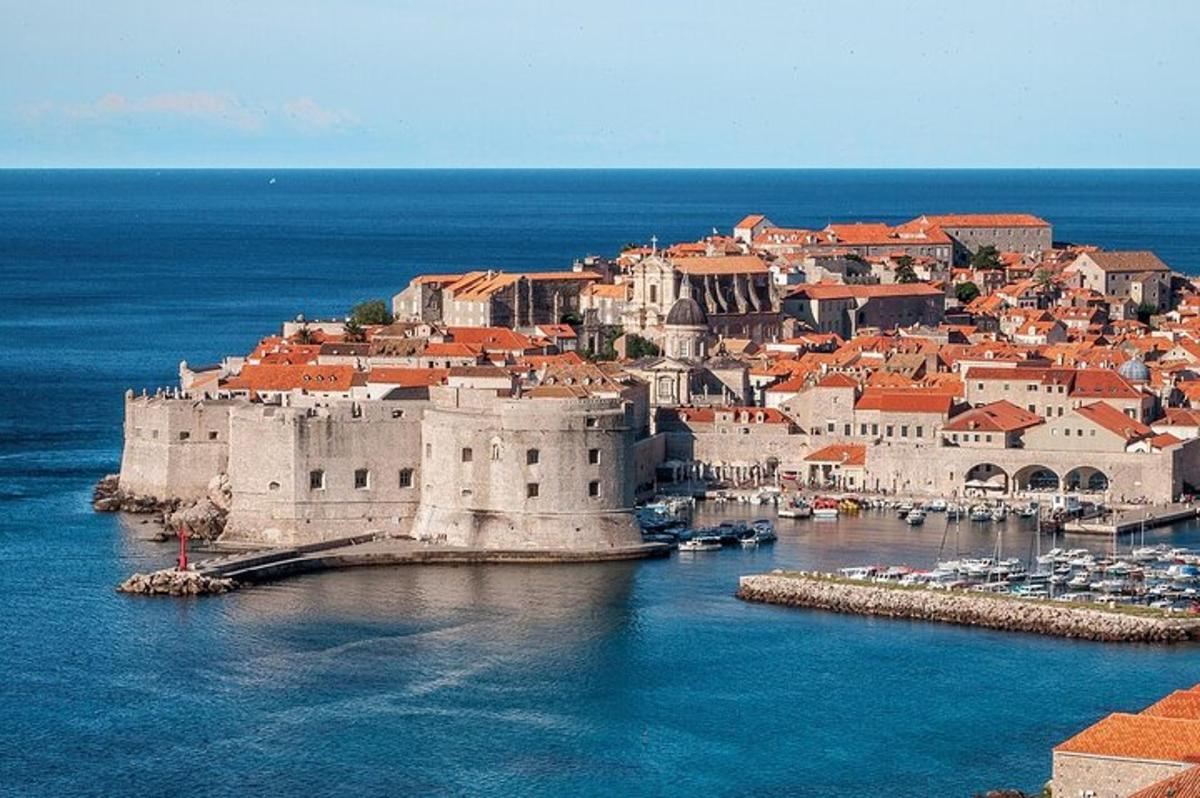 eine Stadt mit einer Burg mitten im Wasser