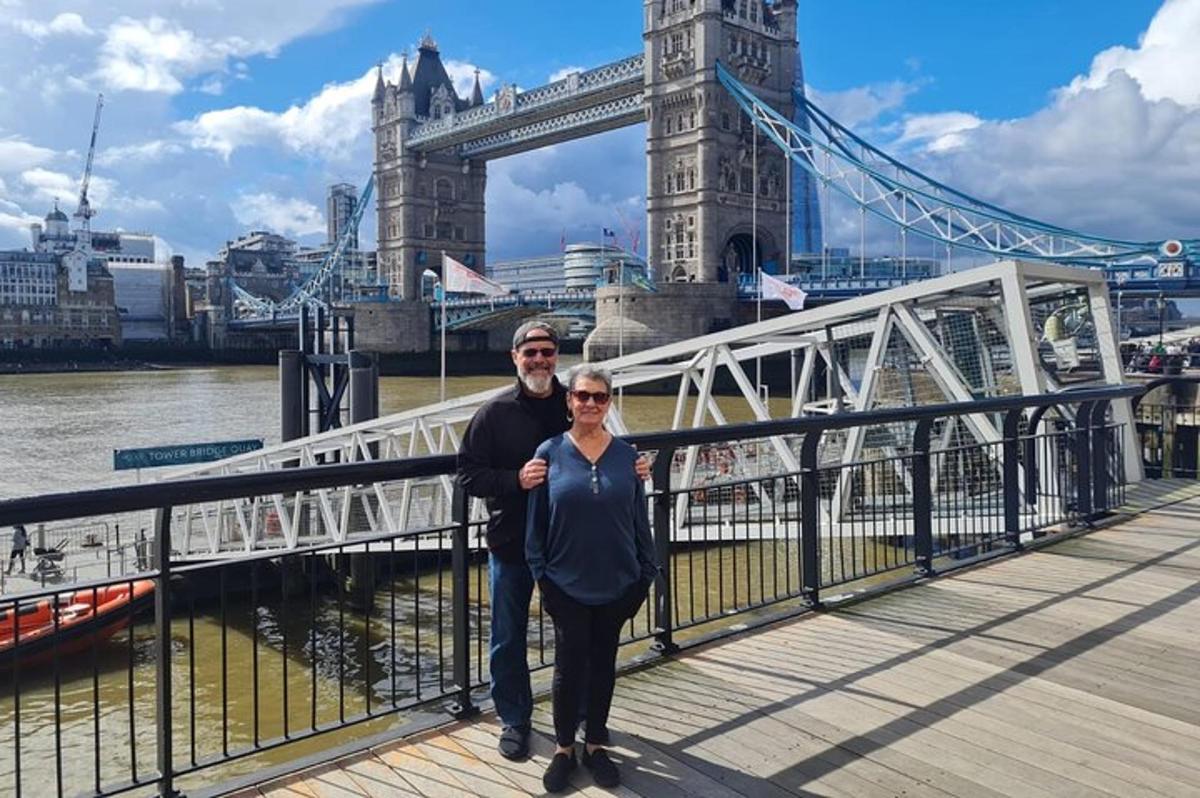 egy férfi és egy nő pózolnak a Tower Bridge előtt