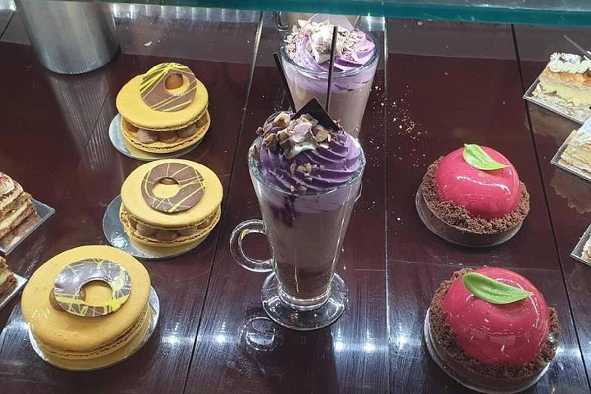 et bord dekket med forskjellige typer kaker og milkshakes