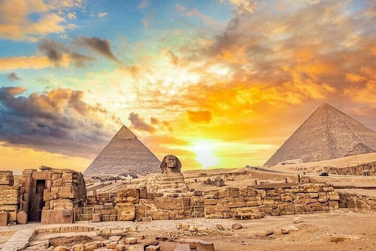 obraz pyramid v Gíze a západ slunce