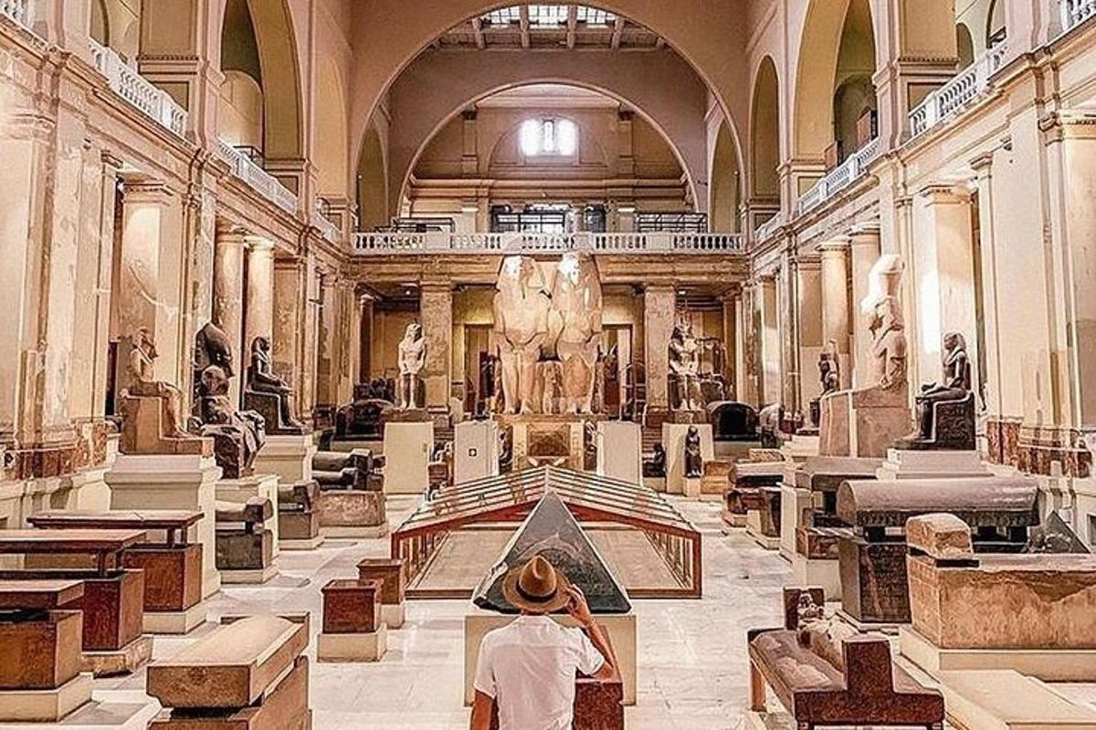 osoba fotografující uměleckou výstavu v muzeu