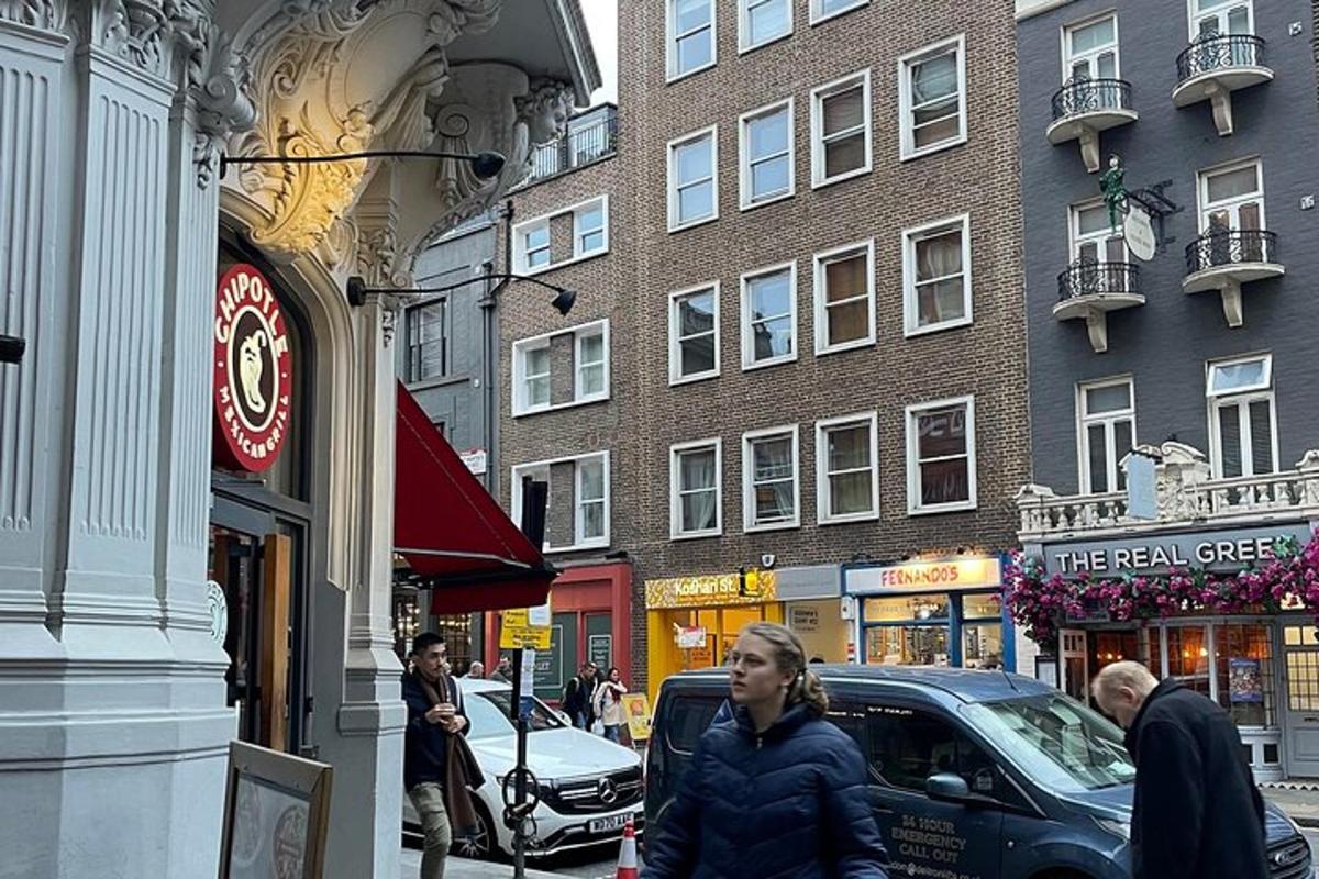 skupina lidí jdoucích po městské ulici
