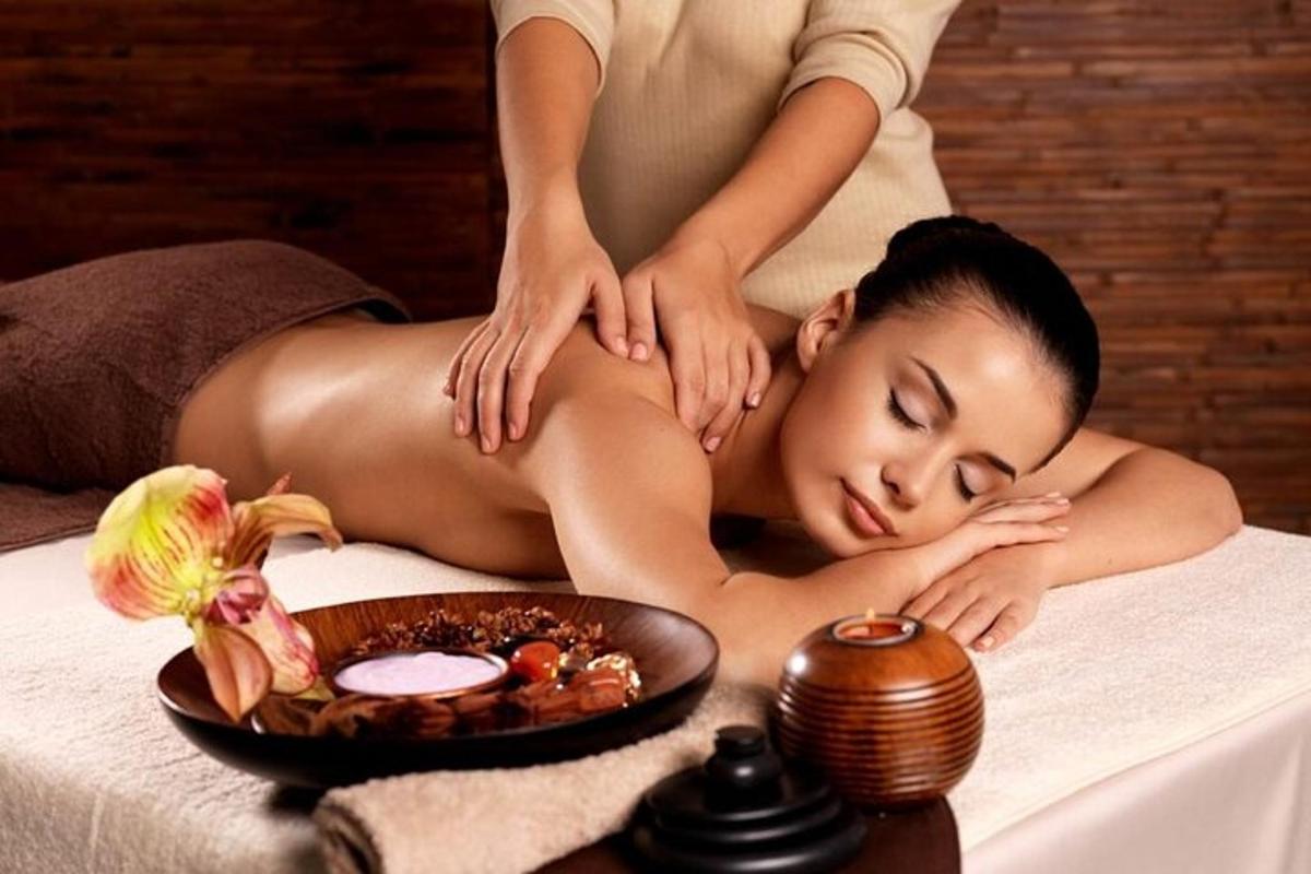 uma mulher recebendo uma massagem na cama