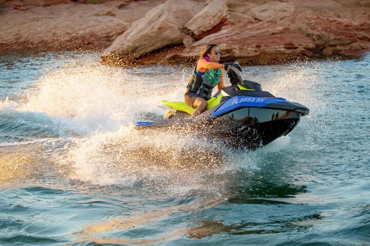 egy nő jetskizik a vízben
