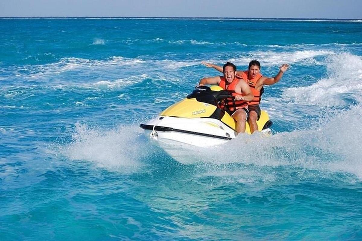két ember jetskizik a vízben