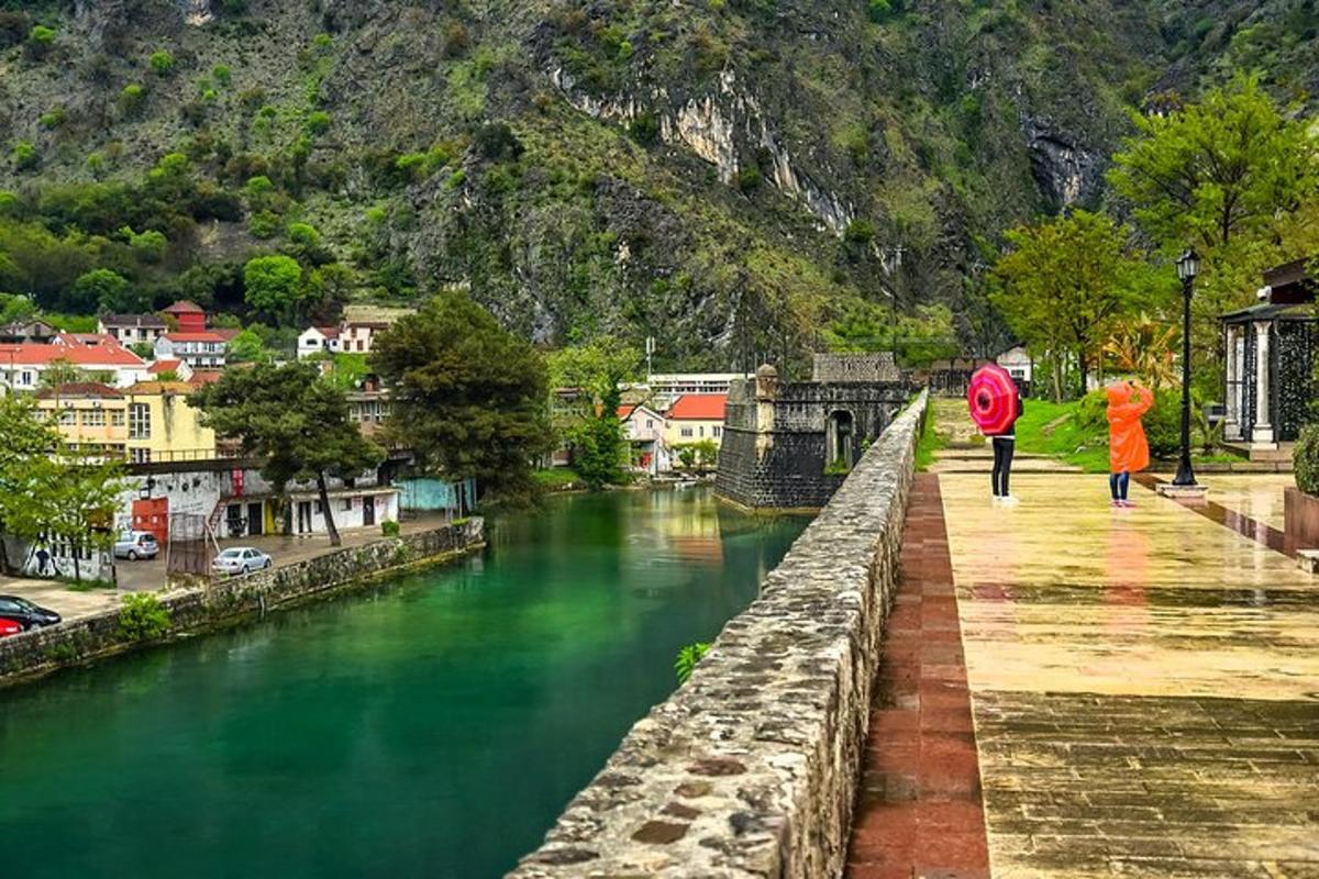 deux personnes marchant sur un pont au-dessus d'une rivière