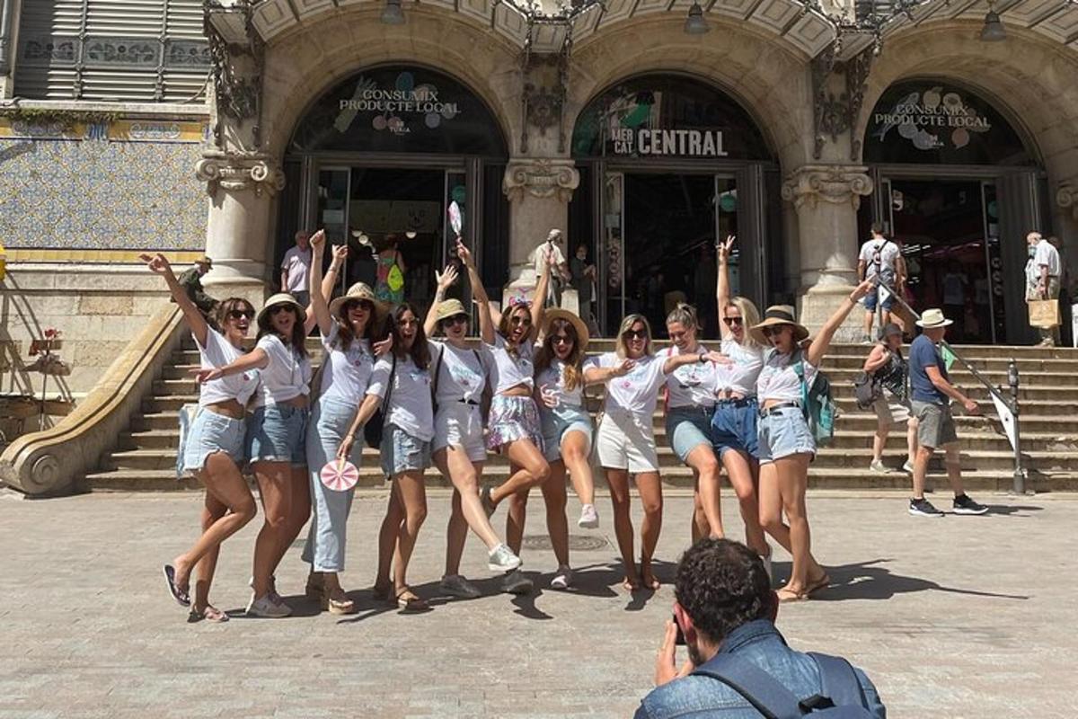 Un grupo de chicas en pantalones cortos posan frente a un edificio.