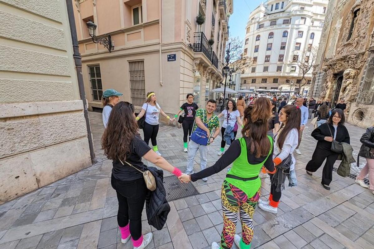Un grupo de personas caminando por una calle tomadas de la mano
